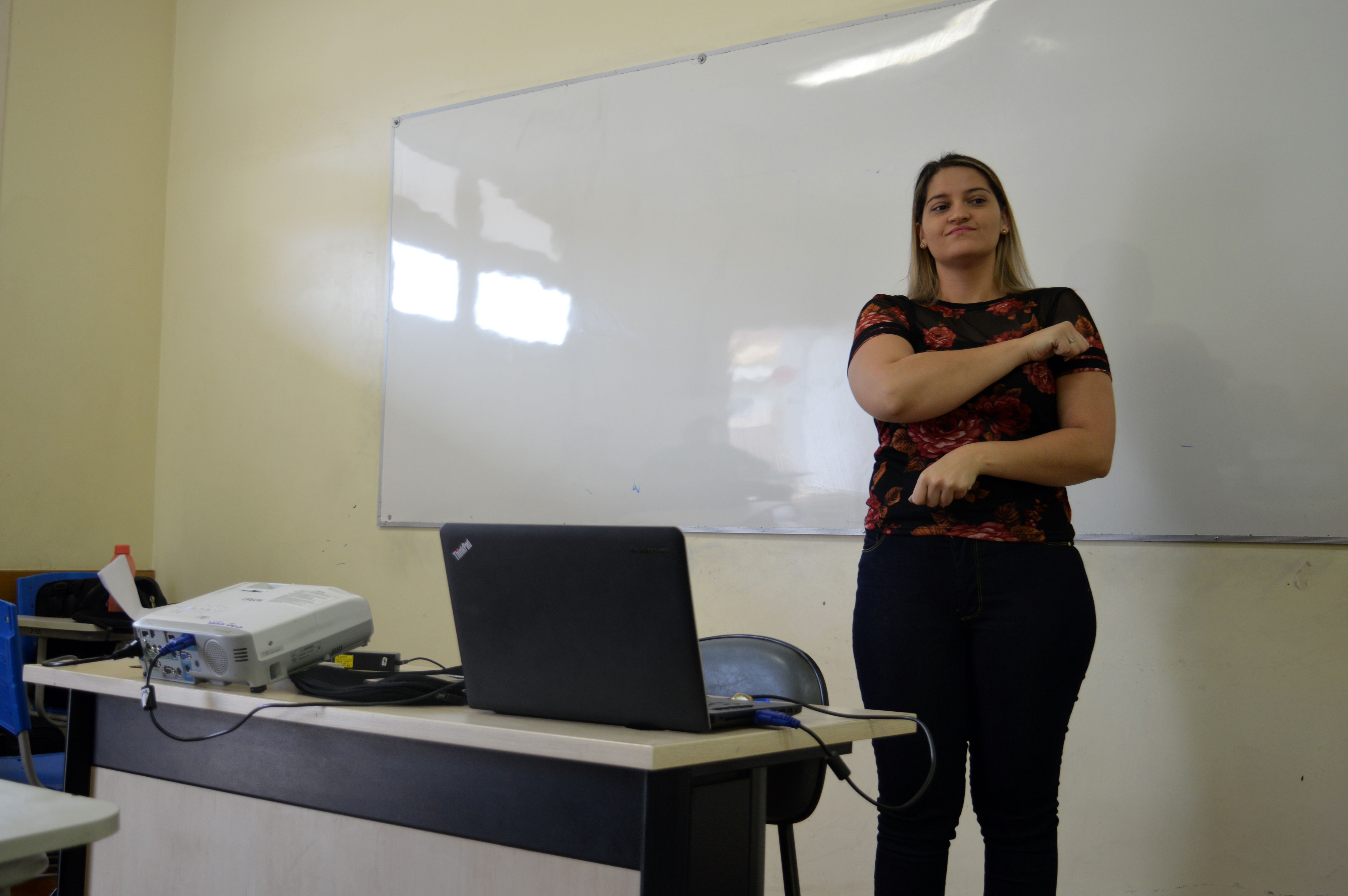 Professora surda Waléria Corcino de Oliveira ministra Libras para alunos dos cursos superiores no Câmpus Goiânia